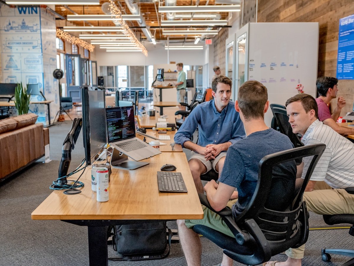 Zakelijk team werkt samen aan digitale strategie